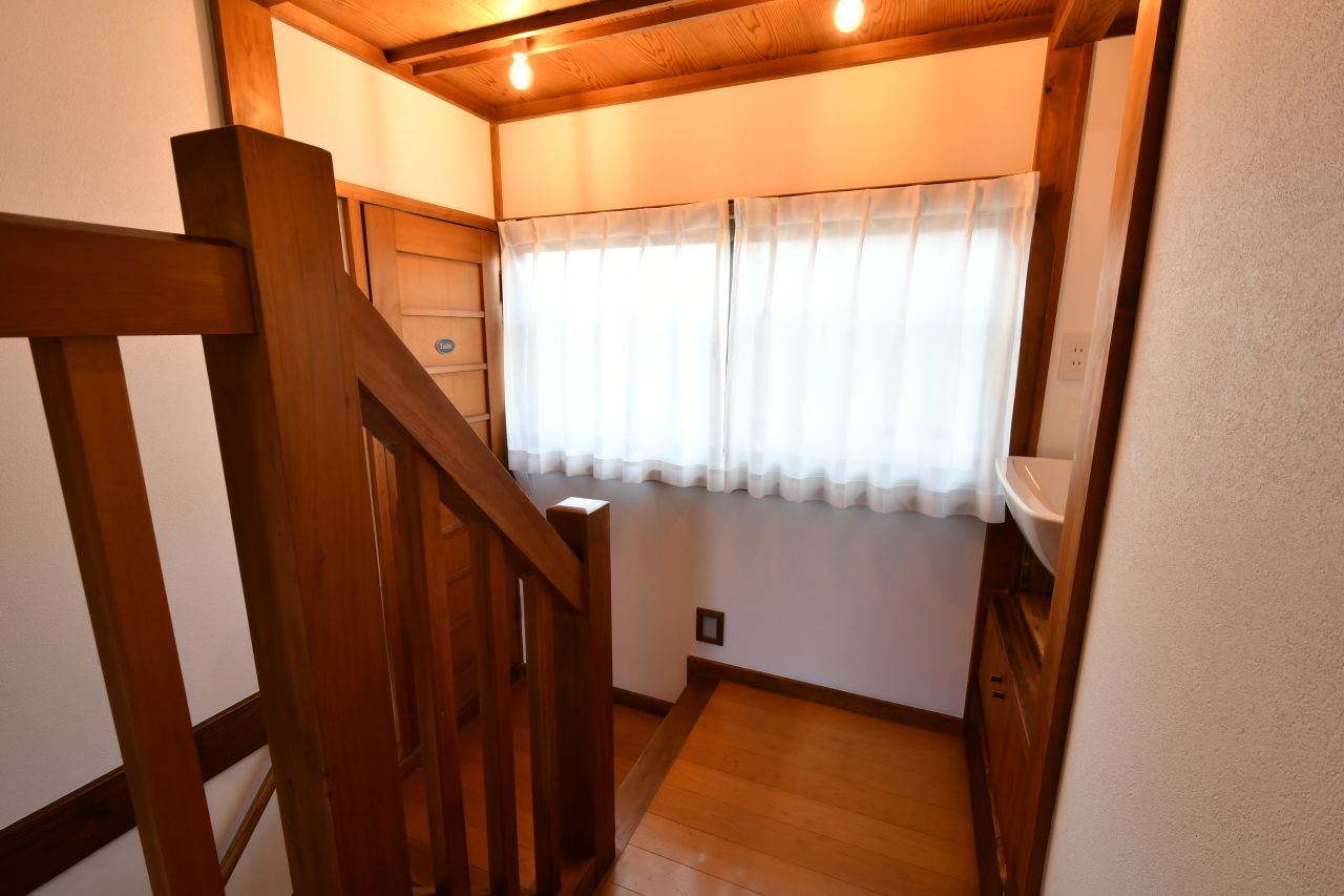 踊り場にトイレと洗面台が設置されています。(2023-03-08,共用部,OTHER,2F)
