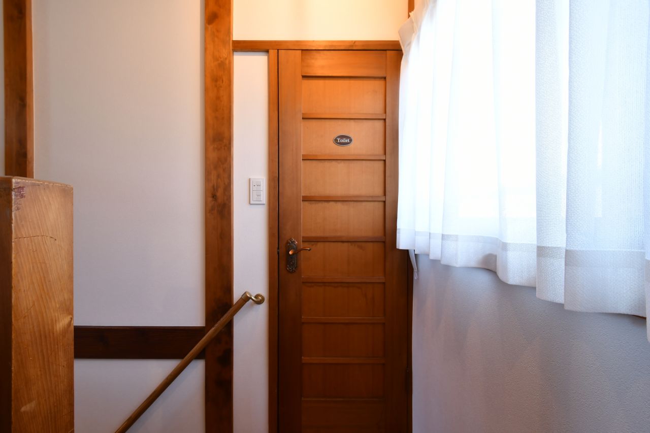 踊り場に設置されたトイレのドア。(2023-03-08,共用部,TOILET,2F)