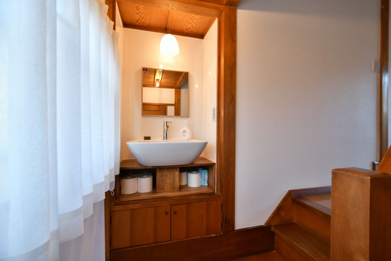 踊り場に設置された洗面台。(2023-03-08,共用部,WASHSTAND,2F)