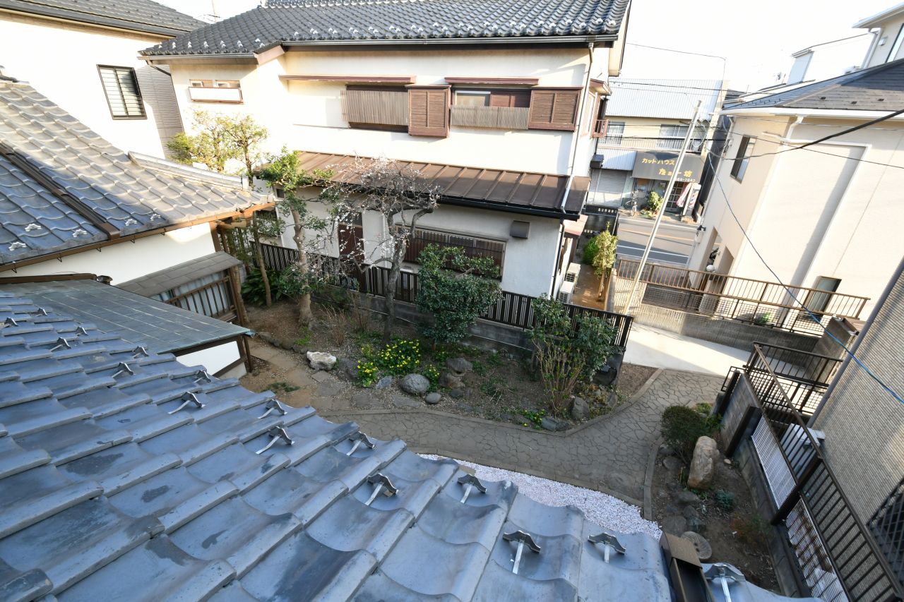 専有部から見た庭の様子。（204号室）(2023-03-08,専有部,ROOM,2F)