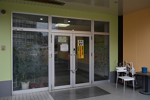 シェアハウスの玄関。右手に喫煙所があります。(2015-01-22,周辺環境,ENTRANCE,1F)