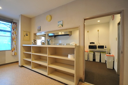 キッチン前のカウンター・テーブルの様子。(2014-03-20,共用部,KITCHEN,1F)