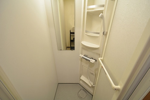 女性専用シャワールームは3室あります。(2015-01-22,共用部,BATH,1F)