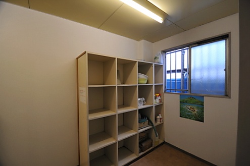 男性専用シャワールームの洗面用具置き場。(2014-03-20,共用部,BATH,1F)