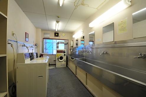 コイン式の洗濯機・乾燥機、洗面台の様子。(2014-03-20,共用部,LAUNDRY,2F)
