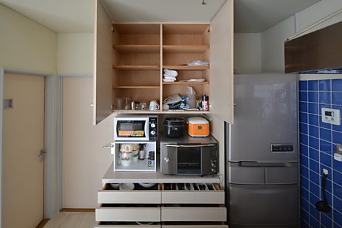 収納棚にキッチン家電が並んでいます。(2016-02-09,共用部,KITCHEN,2F)