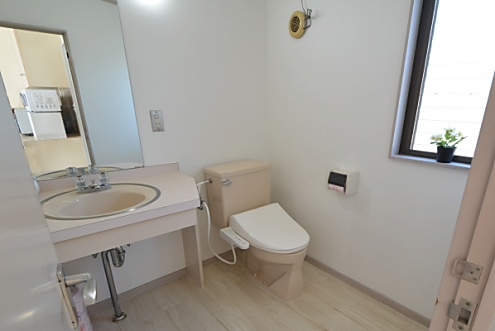 洗面台とウォシュレット付きトイレが並んでいます。(2016-02-09,共用部,TOILET,2F)