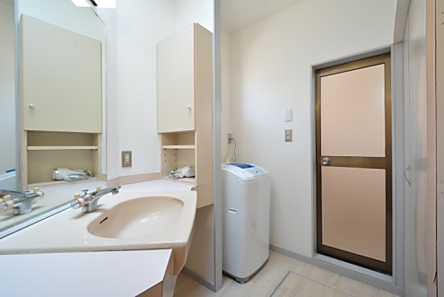 脱衣室の様子。洗面台、洗濯機が設置してあります。(2016-02-09,共用部,BATH,1F)