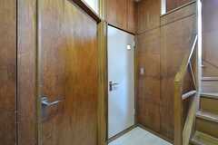 白いドアがトイレです。(2016-02-09,共用部,OTHER,1F)