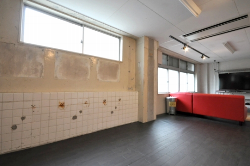 秘密基地のようなラウンジ。壁は一部タイル張りになっています。(2010-05-19,共用部,LIVINGROOM,1F)