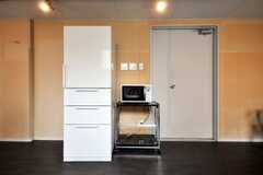 キッチンは各専有部に設置されているため、ラウンジには共用冷蔵庫と電子レンジがあります。(2010-05-19,共用部,LIVINGROOM,1F)
