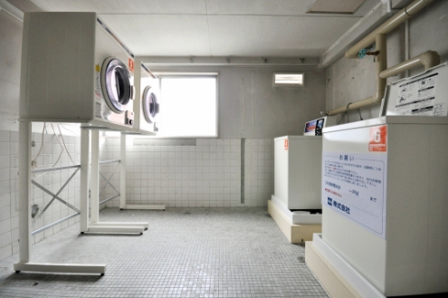 洗濯機、乾燥機はそれぞれコイン式です。(2010-05-19,共用部,LAUNDRY,2F)