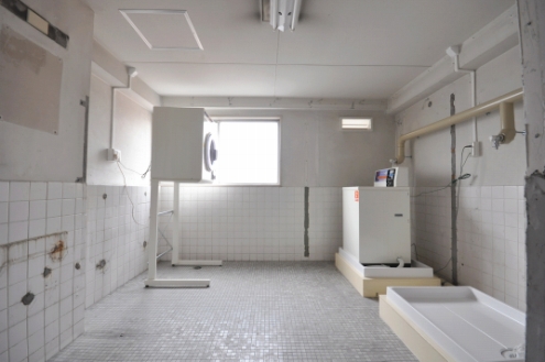 洗濯機、乾燥機はコイン式になっています。(2010-05-19,共用部,LAUNDRY,3F)