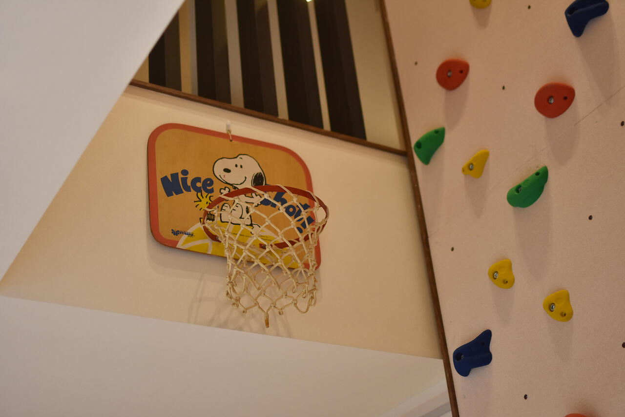 ボルダリング設備の脇の壁にはバスケットゴールが設置されています。|1F その他