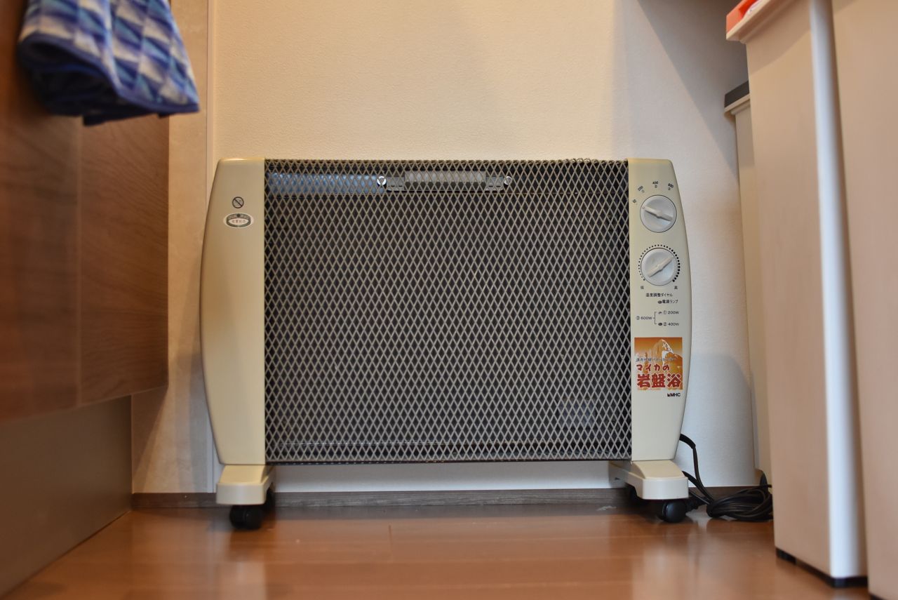 キッチンの足元にパネルヒーターが置かれています。|2F その他