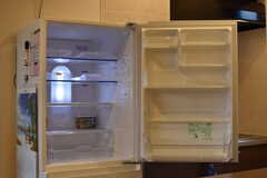 キッチンの脇に冷蔵庫が設置されています。冷蔵庫の中は専有部ごとにスペースが決められています。(2018-03-08,共用部,KITCHEN,2F)
