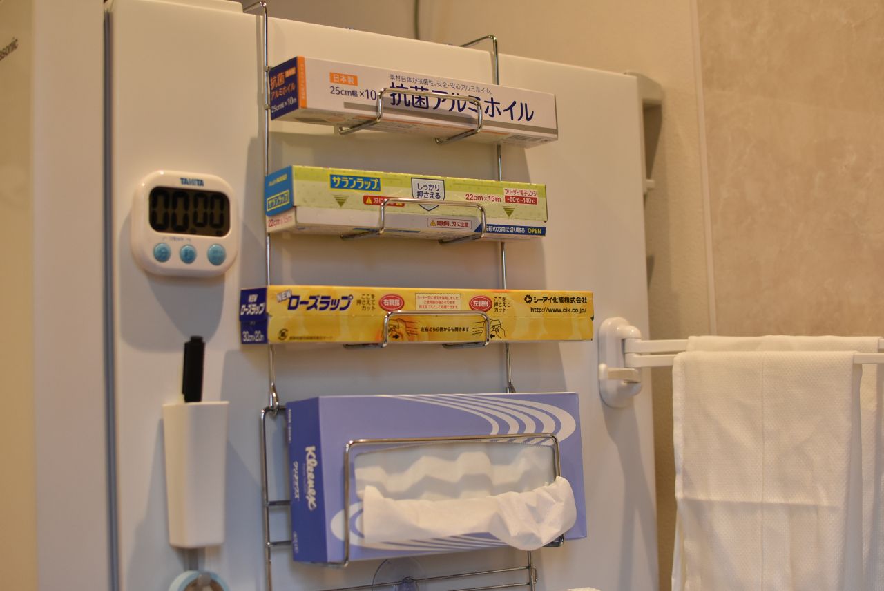 冷蔵庫の脇にラップやティッシュペーパーが用意されています。(2018-03-08,共用部,KITCHEN,2F)