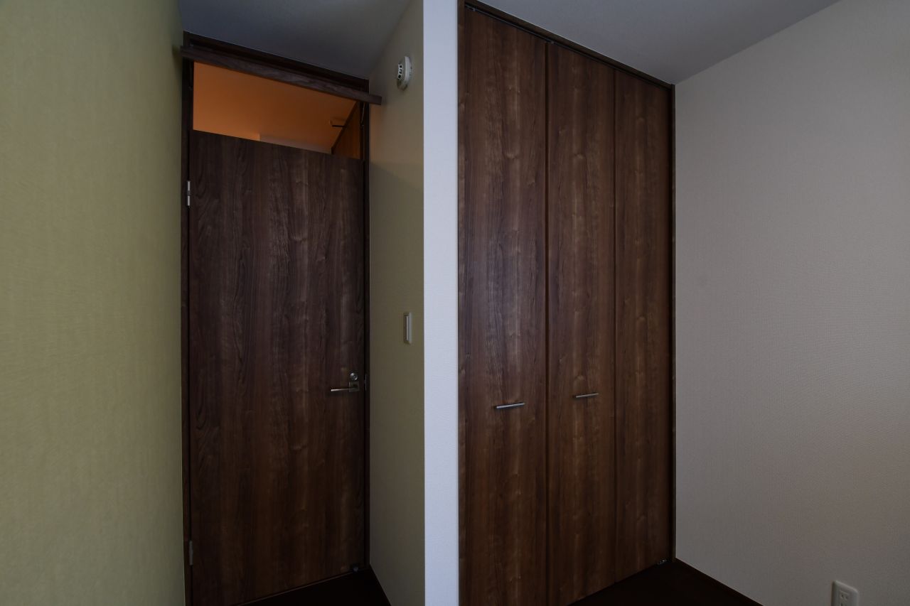 ドアの上部を開くとこんな感じ。（201号室）|2F 部屋