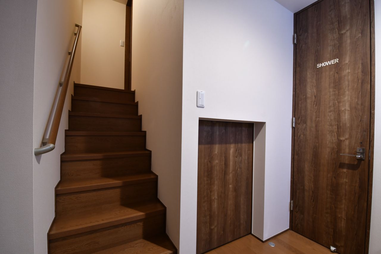 中階段の先が205号室です。(2018-03-08,専有部,ROOM,2F)