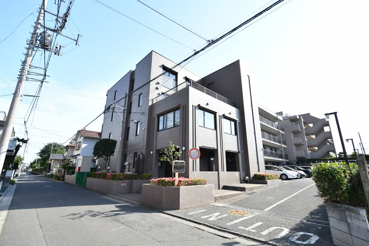 シェアハウスの外観。同じ建物ですが、手前がシェアハウス、奥がマンションになっています。(2017-05-29,共用部,OUTLOOK,1F)