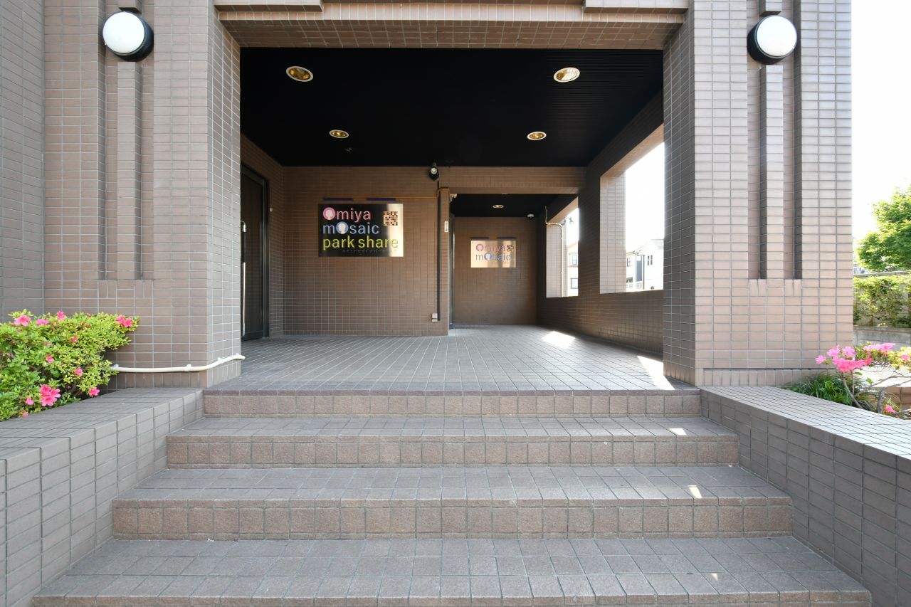 エントランスの様子。左手にシェアハウスの玄関があります。(2017-05-29,周辺環境,ENTRANCE,1F)