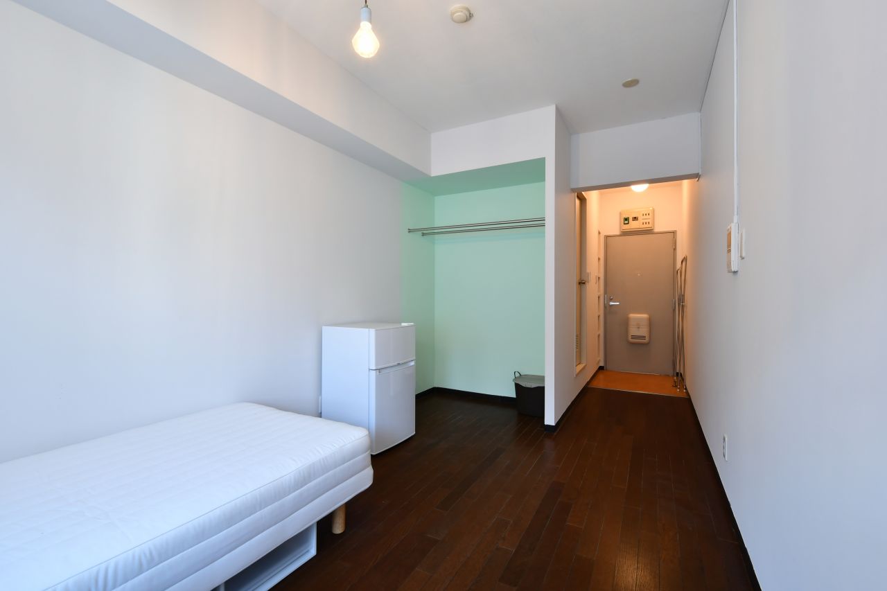専有部の様子2。クローゼットの色は部屋ごとに異なります。（202号室）(2017-05-29,専有部,ROOM,2F)