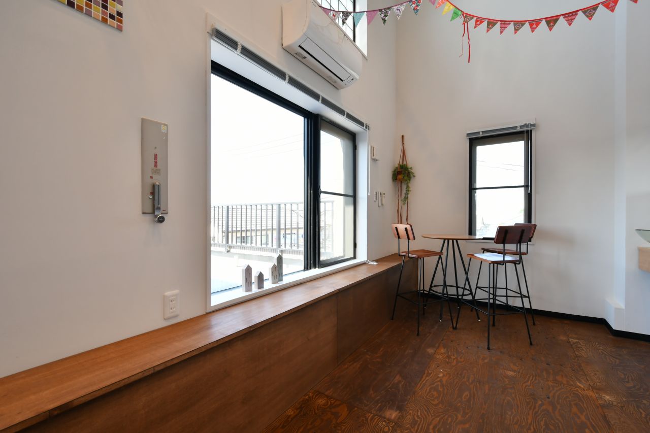 窓際はベンチになっていて、窓からはベランダに出られます。(2017-05-29,共用部,LIVINGROOM,3F)