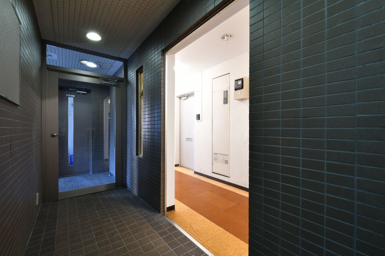 玄関の土間を挟んで廊下が続いています。(2017-05-29,共用部,OTHER,1F)