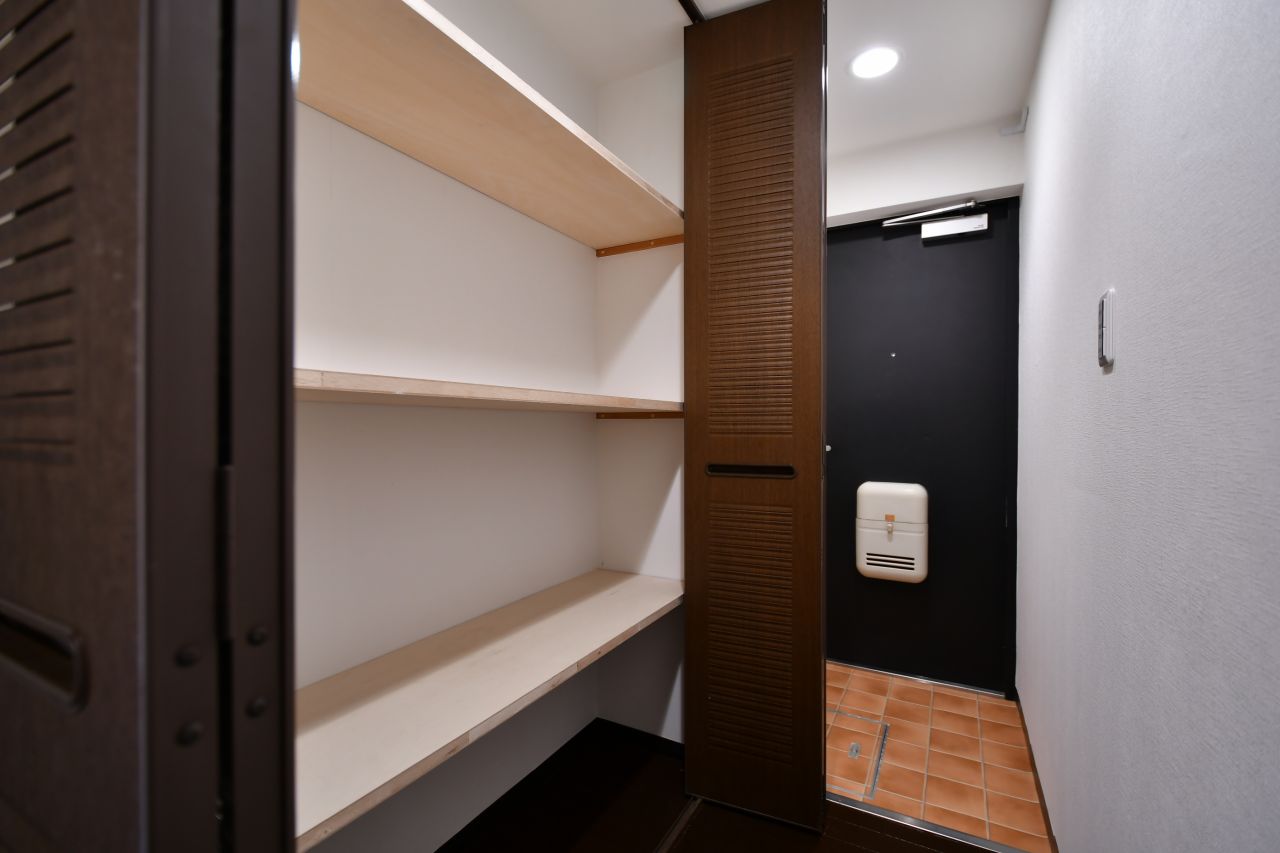 廊下に大きな収納スペースがあります。（104号室）(2017-05-29,専有部,ROOM,1F)