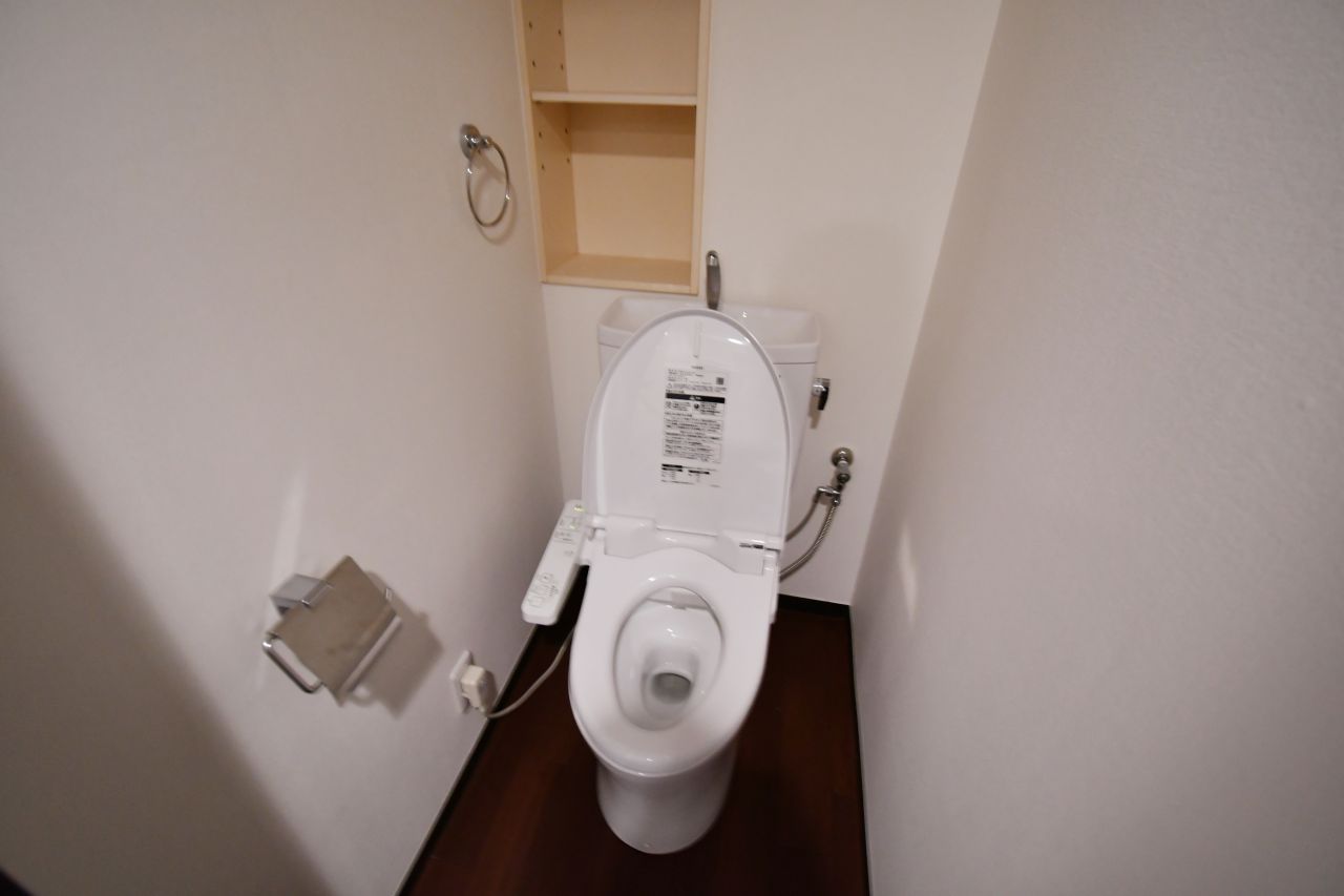 ウォシュレット付きトイレの様子。（104号室）(2017-05-29,専有部,ROOM,1F)