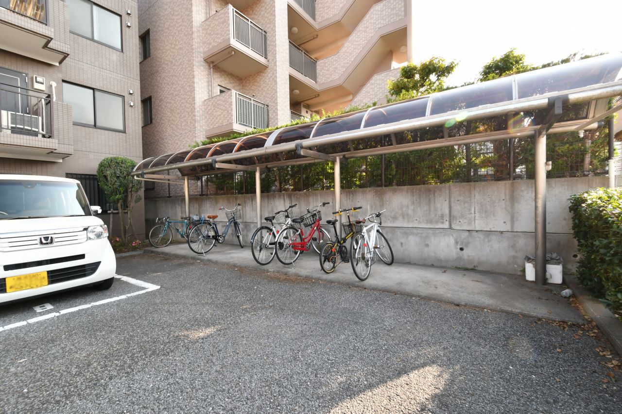 自転車置き場の様子2。屋根付きです。(2017-05-29,共用部,GARAGE,1F)
