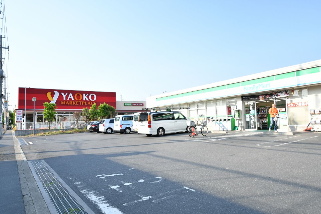 スーパーとコンビニが並んでいます。(2017-05-29,共用部,ENVIRONMENT,1F)