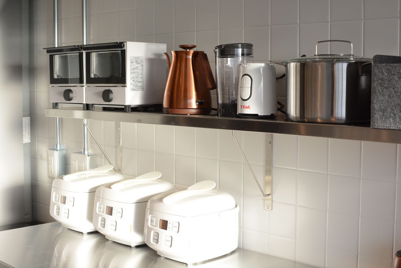 キッチン家電の様子。炊飯器やトースター、ジューサーも用意されています。|1F キッチン