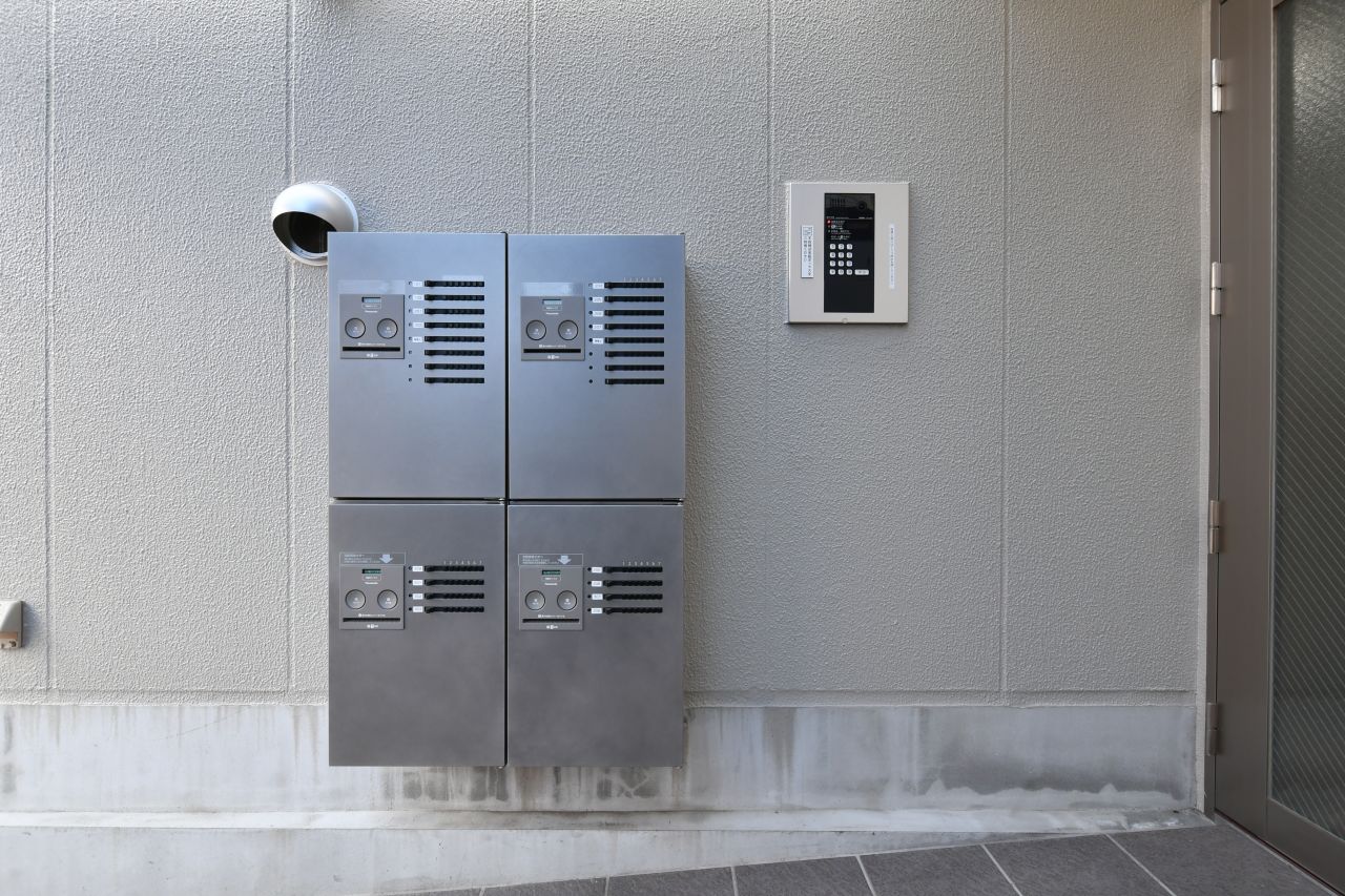 玄関前には宅配ボックスとカメラ付きインターホンが設置されています。(2021-03-04,周辺環境,ENTRANCE,1F)