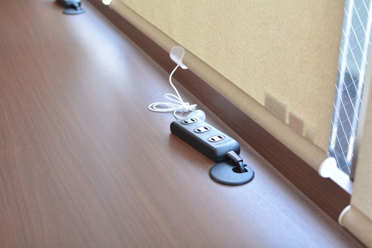 カウンターテーブルにはコンセントが用意されています。(2021-03-04,共用部,LIVINGROOM,1F)