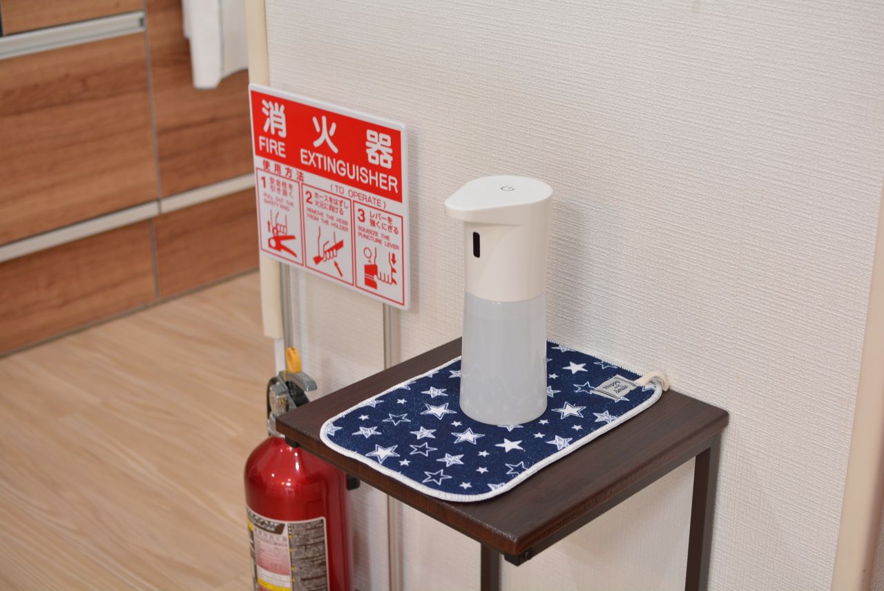 共用スペースにはアルコールスプレーが設置されています。(2021-03-04,共用部,LIVINGROOM,1F)
