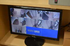 防犯カメラのモニター。防犯カメラは全部で7箇所に設置されています。(2021-03-04,共用部,LIVINGROOM,1F)