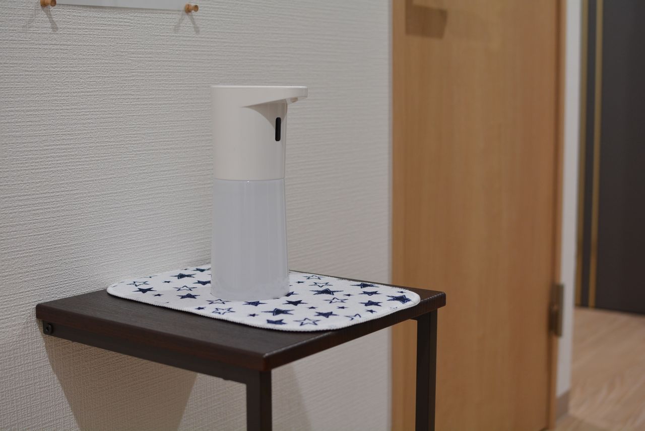 廊下にもアルコールスプレーが用意されています。(2021-03-04,共用部,OTHER,1F)