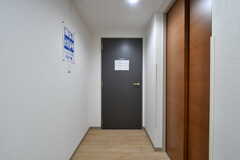 ランドリールームのドア。(2021-03-04,共用部,LAUNDRY,2F)