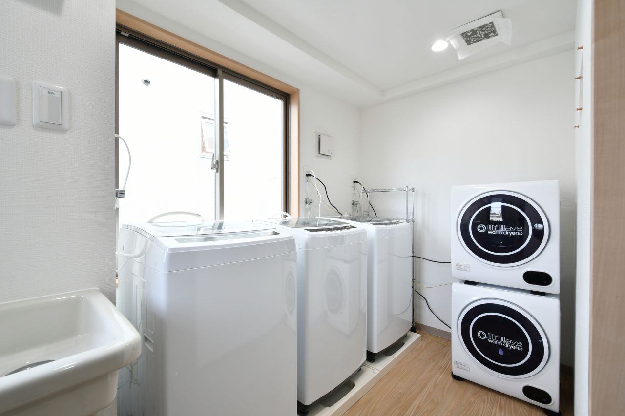 ランドリールームの様子。洗濯機と乾燥機が設置されています。(2021-03-04,共用部,LAUNDRY,2F)