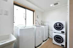 ランドリールームの様子。洗濯機と乾燥機が設置されています。(2021-03-04,共用部,LAUNDRY,2F)