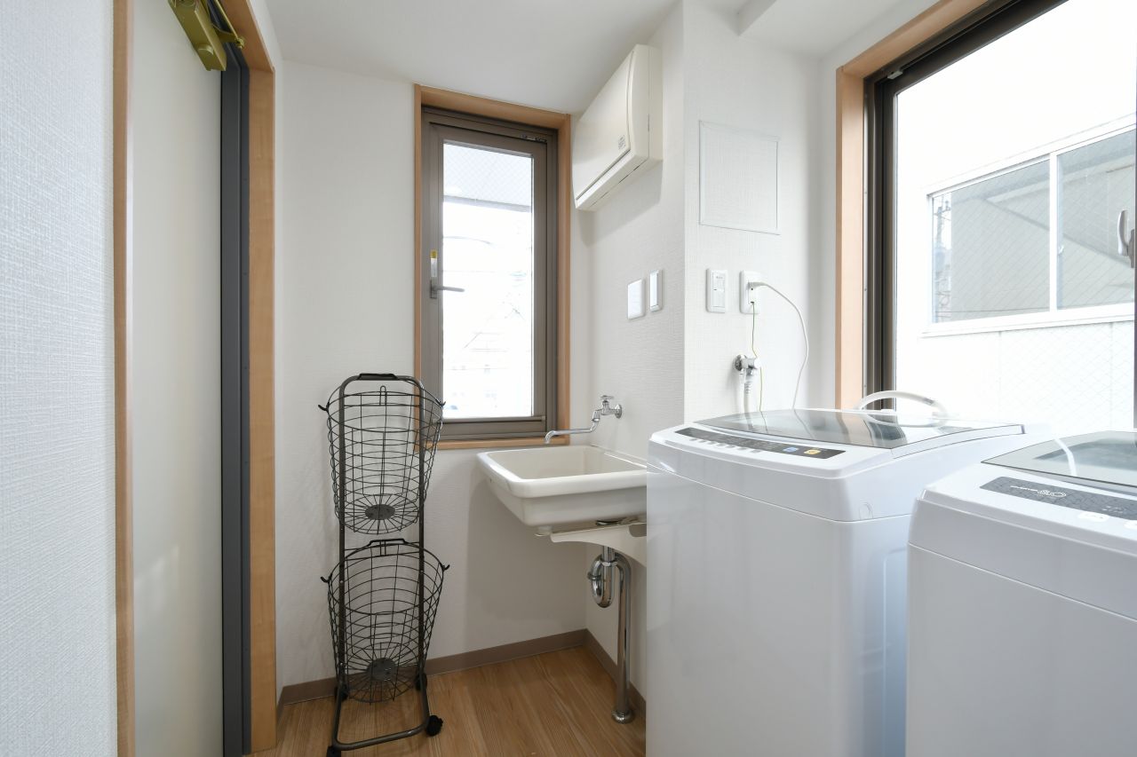 ランドリールームの様子2。洗面台も設置されています。(2021-03-04,共用部,LAUNDRY,2F)