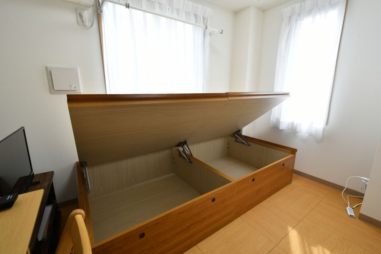 ベッドは収納として使えます。（203号室）(2021-03-04,専有部,ROOM,2F)