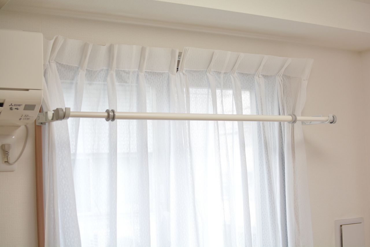 窓際には物干し竿が設置されています。（203号室）(2021-03-04,専有部,ROOM,2F)