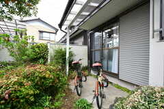 自転車置場の様子。共用自転車が用意されています。(2023-03-28,共用部,GARAGE,1F)