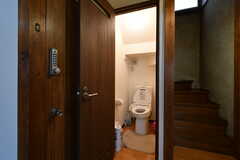 階段横にもトイレがあります。(2020-09-02,共用部,TOILET,1F)