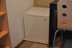 各部屋にミニ冷蔵庫が設置されています。（101号室）(2020-09-02,専有部,ROOM,1F)