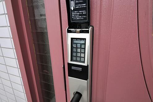 玄関の鍵はナンバー式です。(2011-03-22,周辺環境,ENTRANCE,1F)