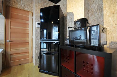 キッチン家電の様子。赤い引き出しは部屋ごとに分けられた食材などを置くスペースです。(2011-03-22,共用部,OTHER,1F)