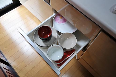 食器が収納された引出しの様子。(2011-03-22,共用部,OTHER,1F)